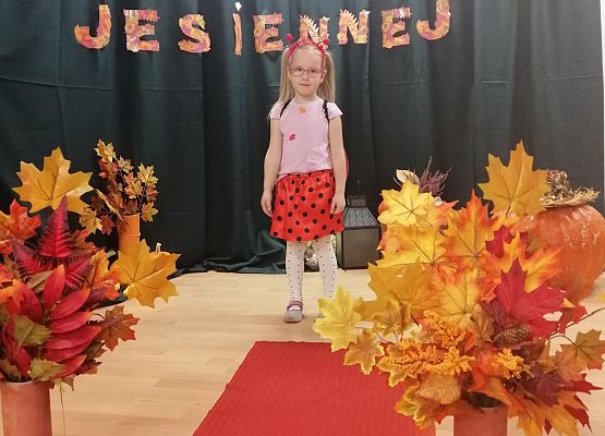 Dziewczynka na pokazie mody podczas jesiennego balu