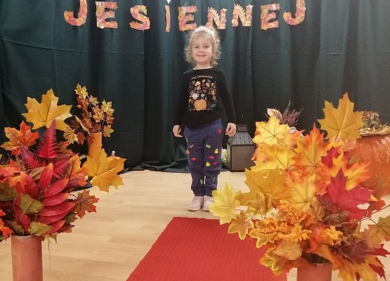 Dziewczynka na pokazie mody podczas jesiennego balu