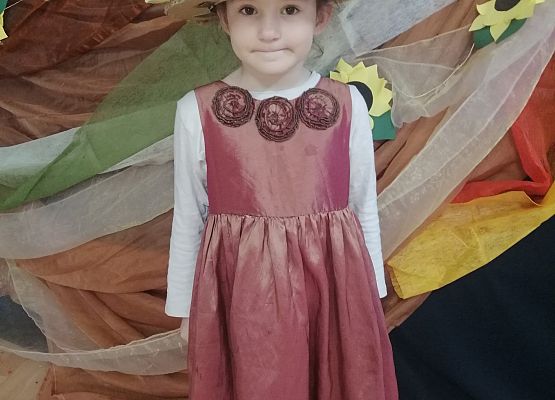 Dziewczynka na pokazie mody podczas jesiennego balu