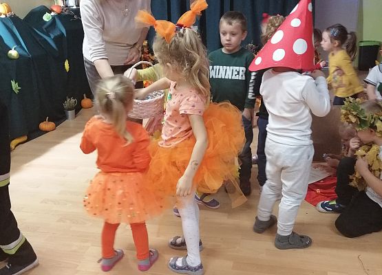 Pani dyrektor częstuje dzieci cukierkami