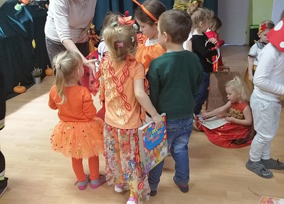 Pani dyrektor częstuje dzieci cukierkami