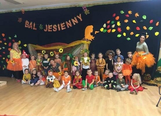 Zdjęcie grupowe dzieci i pań na jesiennym balu