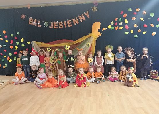 Zdjęcie grupowe dzieci na jesiennym balu