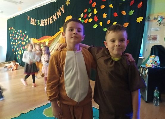Dwaj chłopcy w przebraniach na jesiennym balu