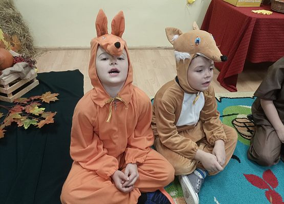 Chłopcy przebrani za liski śpiewają piosenkę