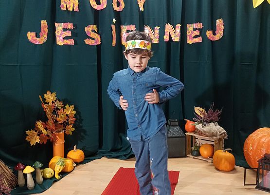 Chłopiec prezentuje swój strój na pokazie mody