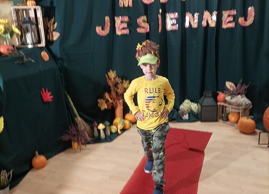 Chłopiec prezentuje swój strój na pokazie mody