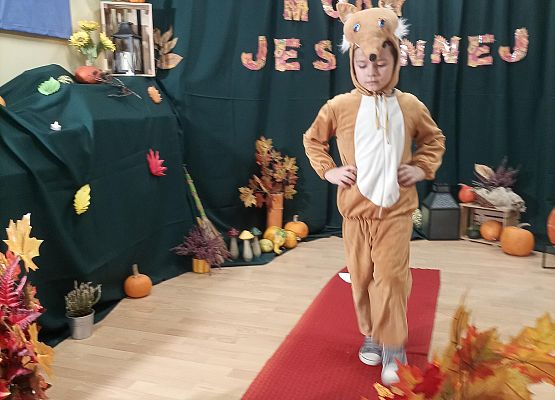 Chłopiec prezentuje swój strój na pokazie mody