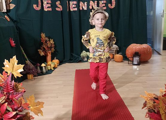 Chłopiec prezentuje swój strój na pokazie mody