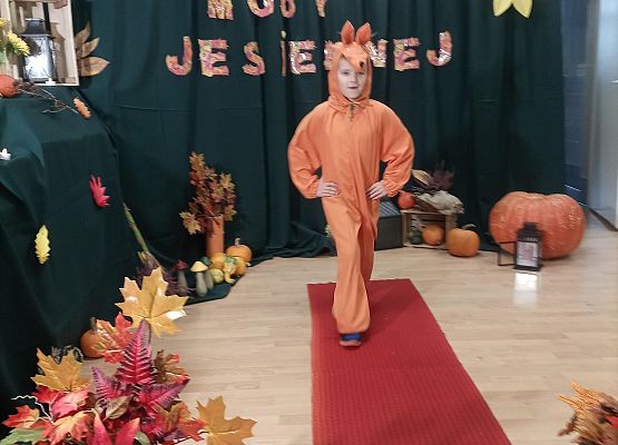 Chłopiec prezentuje swój strój na pokazie mody