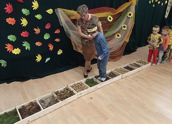 Chłopiec  przechodzi przez ścieżkę sensoryczną