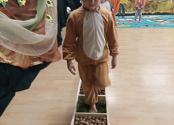 Chłopiec  przechodzi przez ścieżkę sensoryczną