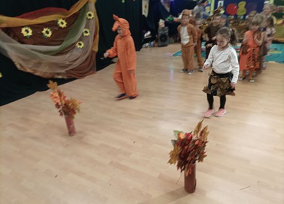 Dzieci niosą kasztany na łyżce