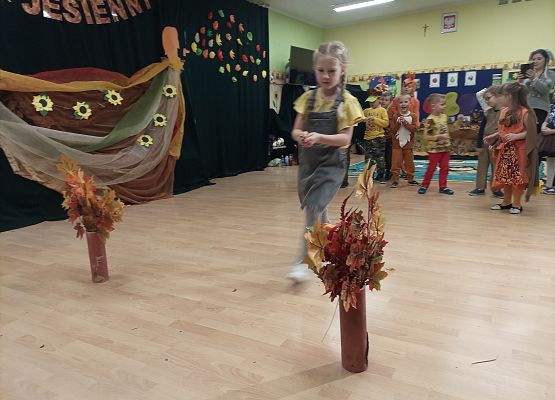 Dziewczynka niesie kasztana na łyżce