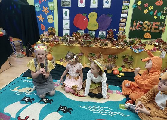 Dziewczynka śpiewa piosenkę