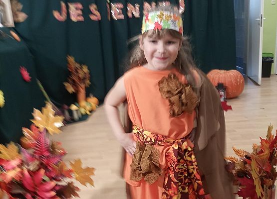 Dziewczynka prezentuje swój strój na pokazie mody