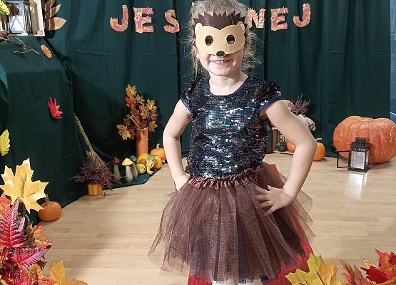 Dziewczynka prezentuje swój strój na pokazie mody