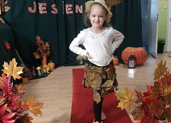 Dziewczynka prezentuje swój strój na pokazie mody