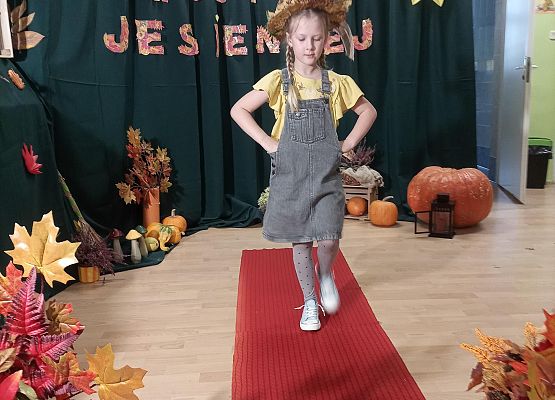 Dziewczynka prezentuje swój strój na pokazie mody