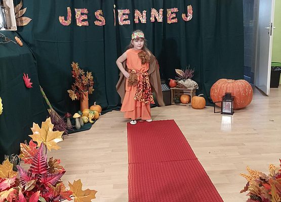 Dziewczynka prezentuje swój strój na pokazie mody