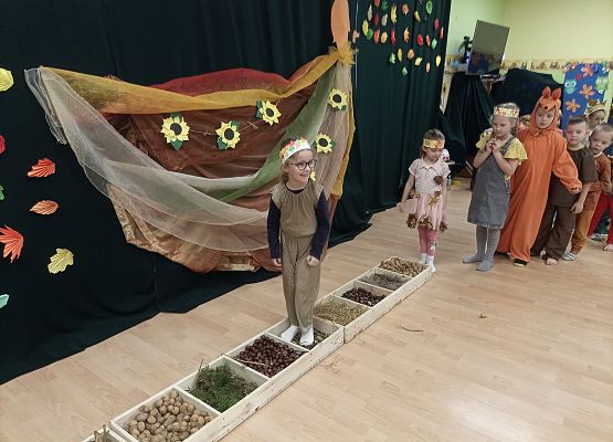 Dziewczynka przechodzi przez ścieżkę sensoryczną