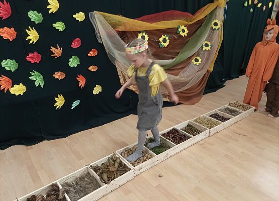 Dziewczynka przechodzi przez ścieżkę sensoryczną