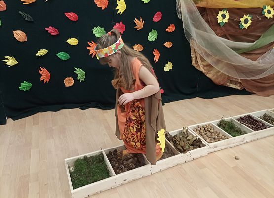 Dziewczynka przechodzi przez ścieżkę sensoryczną