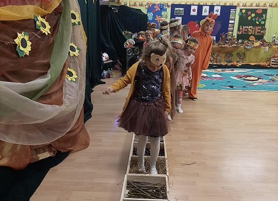 Dziewczynka przechodzi przez ścieżkę sensoryczną