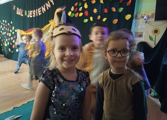 Dziewczynki na balu jesiennym
