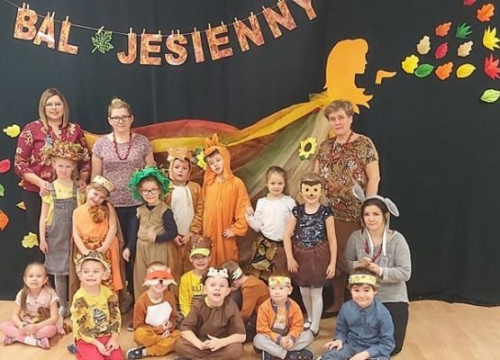 Zdjęcie grupowe dzieci na balu