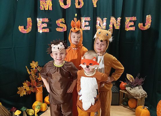 Grupa dzieci przebranych w jesienne stroje