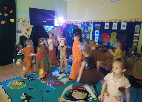 Tańczące dzieci na jesiennym balu