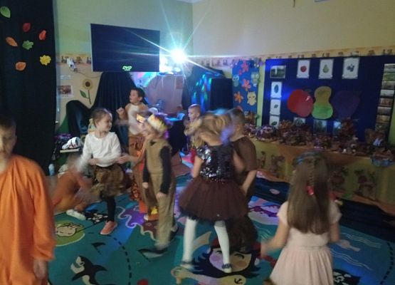 Tańczące dzieci na jesiennym balu