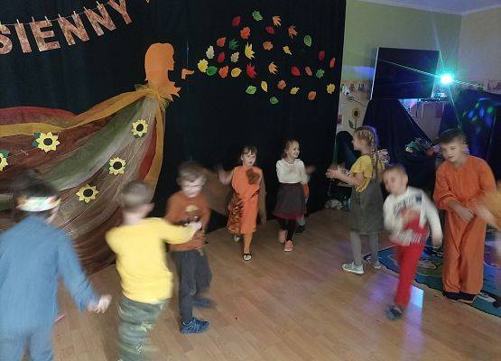 Tańczące dzieci na jesiennym balu