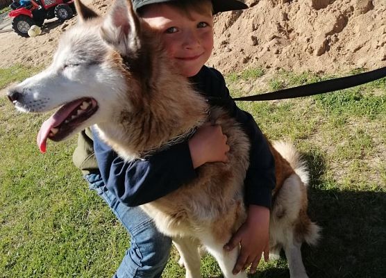 Chłopiec przytula się do psa