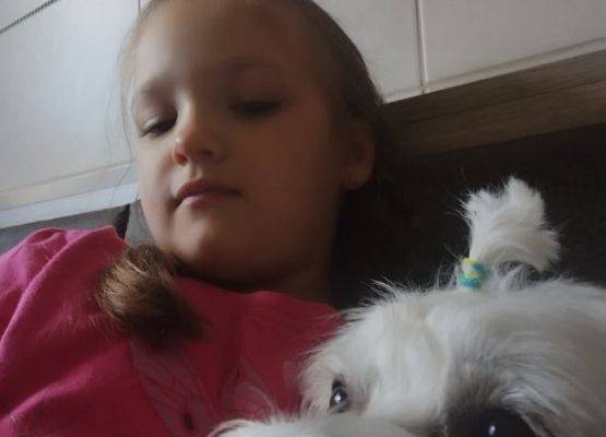 Dziewczynka obok psa
