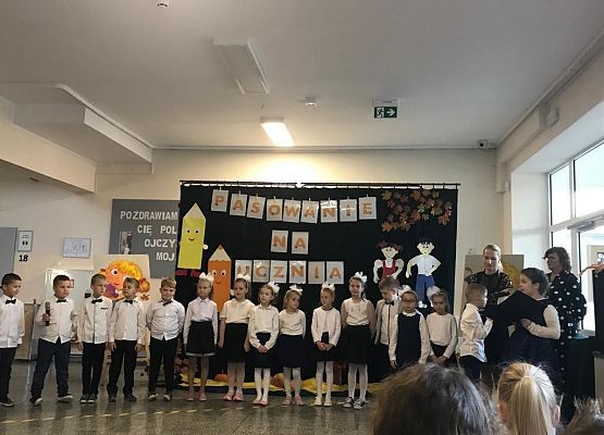 Uczniowie podczas występu z okazji pasowania