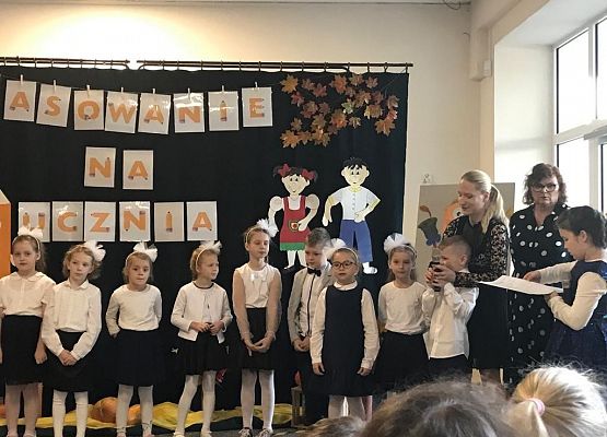 Uczniowie podczas występu z okazji pasowania