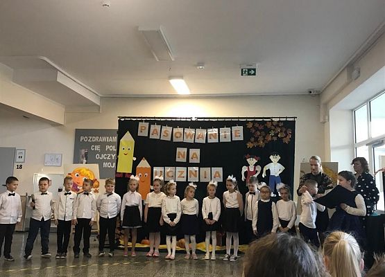 Uczniowie podczas występu z okazji pasowania