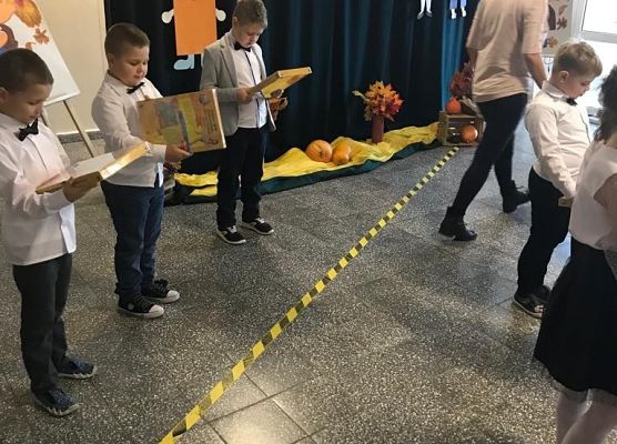 Dzieci oglądają swoje upominki