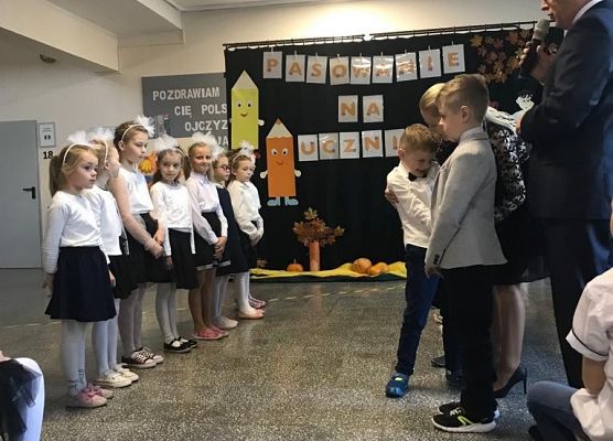 Pan dyrektor Krzysztof Wojtysiak oficjalnie przyjmuje pierwszoklasistów do grona uczniów naszej szkoły.