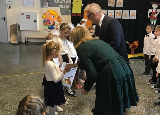 Pasowanie na ucznia, pani wicedyrektor Marzena Łapa wręcza pamiątkowe dyplomy.