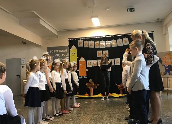 Uczennica wita gości