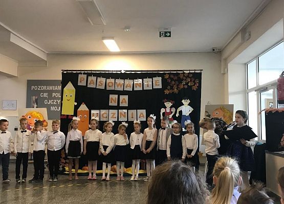 Wstęp uczniów podczas akademii