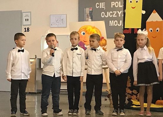 Wstęp uczniów podczas akademii