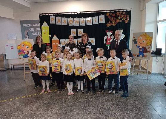 Zdjęcie grupowe z dyrekcją i nauczycielkami