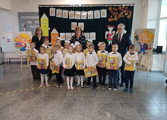 Zdjęcie grupowe wychowawcą i dyrekcją