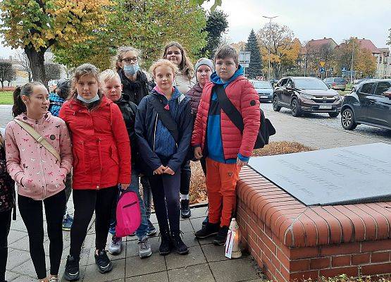 Uczniowie postawili znicz z napisem Szkoła Pamięta przed pomnikiem w Lęborku