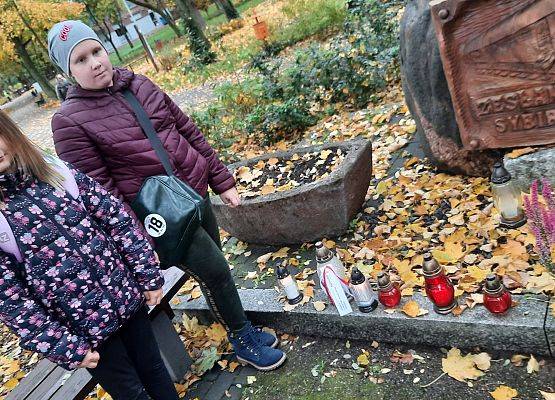 Uczennice stoją pod pomnikiem Zesłańców Sybiru