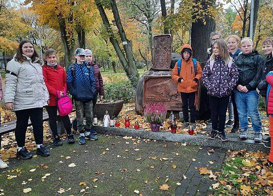 Uczniowie stoją przy pomniku Zesłańców Sybiru